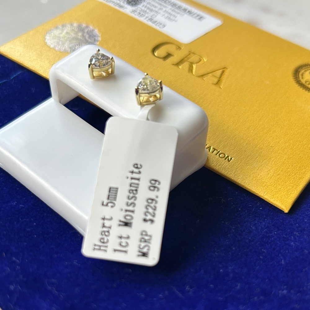 Luxury Moissanite Diamond gold Heart stud‎ Earrings - Picture 3 of 8